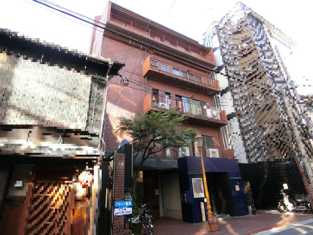 八百平ビルの外観