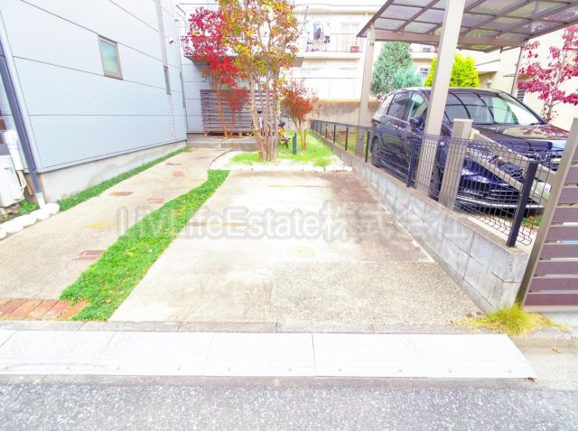 東村山市諏訪町３丁目のアパートの駐車場