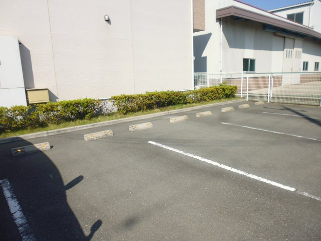 メゾンドオーの駐車場