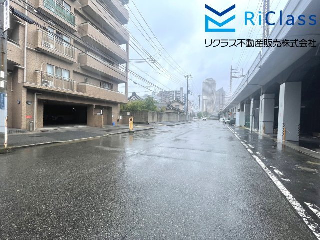 シャトラン兵庫の周辺|マンション前の道路です
