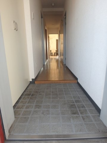 亀山ビル100の玄関