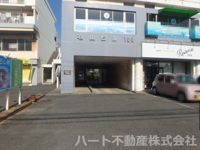 亀山ビル100の外観