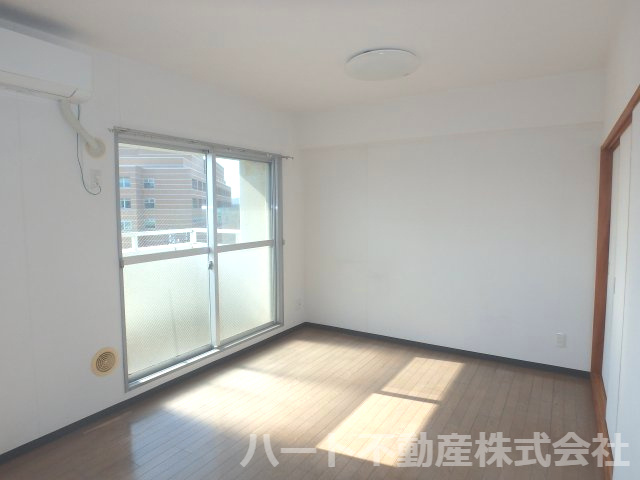 亀山ビル100の洋室