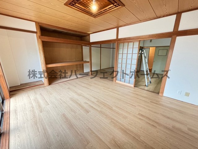 富田マンションの居間・リビング|こちらのリビングで趣味の時間をお楽しみください