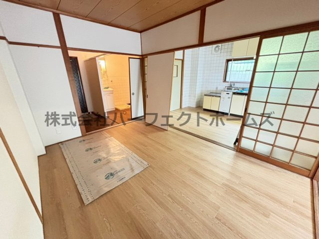 富田マンションの居間・リビング|ゆったりとした玄関です