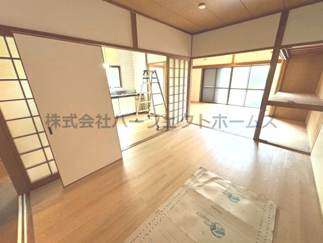 富田マンションの居間・リビング|ゆったり過ごせる居間です