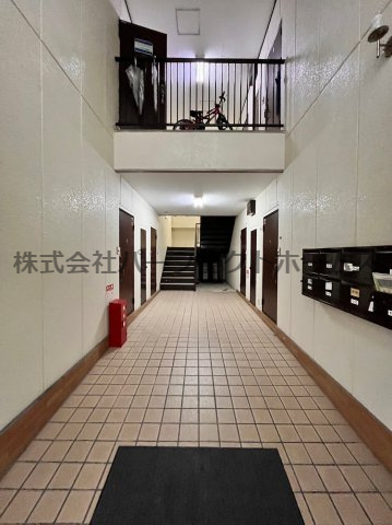 富田マンションのロビー|建物の内部です