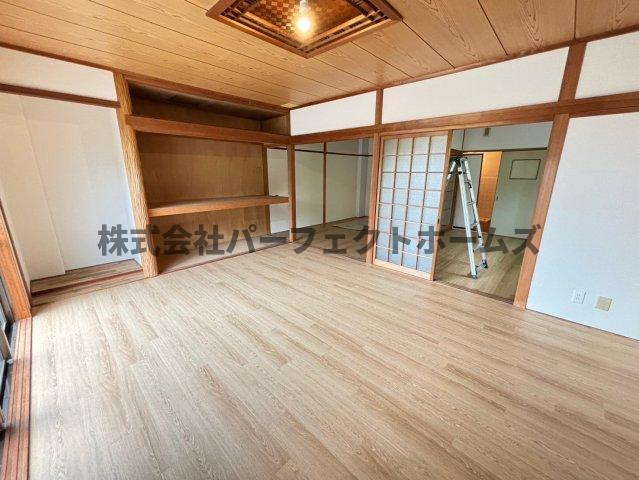 富田マンションの居間・リビング|ゆったりとしたリビングです