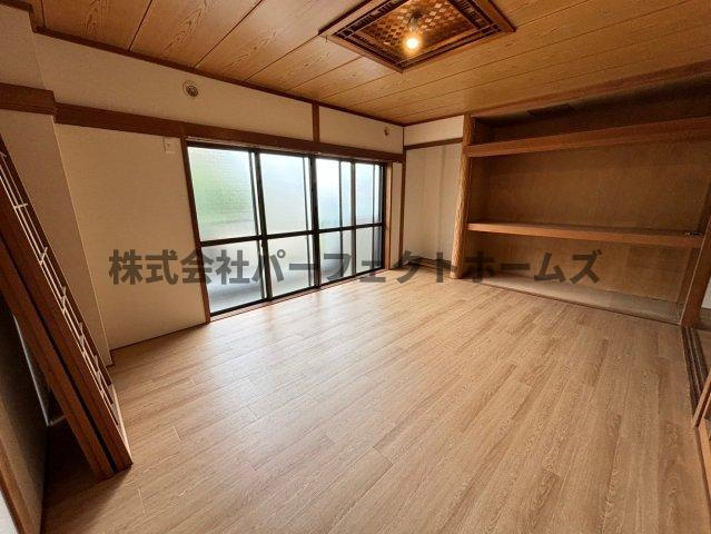 富田マンションの居間・リビング|こちらの居間で趣味の時間をお楽しみください