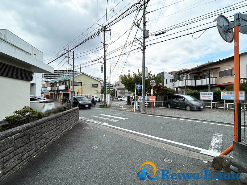 売地　藤沢市羽鳥3丁目の前面道路含む現地写真