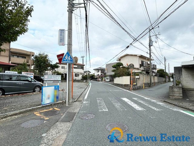 売地　藤沢市羽鳥3丁目の前面道路含む現地写真