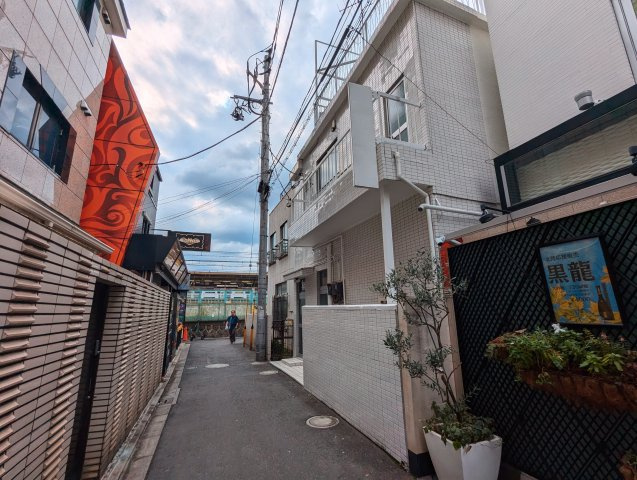 台東区根岸１丁目の戸建の前面道路含む現地写真