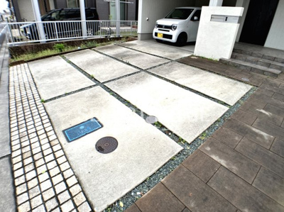 【駐車場】 | 六栗川添戸建 | 駐車場があるので、車を買う予定の方も安心です