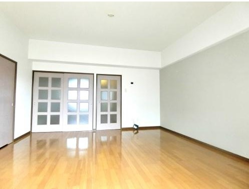 リバーサイド東櫛原の居間・リビング|家具の配置がしやすい洋室です☆