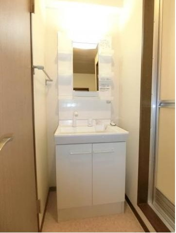 リバーサイド東櫛原の洗面所|明るい洗面所です★