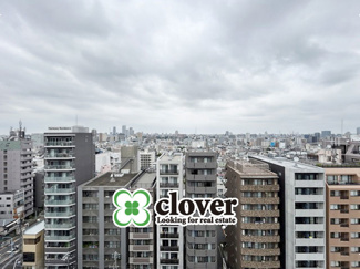 【展望】 | 眼前に広がる空の雄大さと、このお部屋の自慢の一つである「眺望」をご覧ください。毎日、この景色を独り占めできる新生活に夢が広がります。～即日のご見学可能～　お問合せはお気軽にどうぞ。