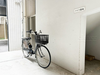 【駐車場】 | バイク置き場。空き区画の有無や駐輪料金、サイズおよび排気量規定などについては、改めてお問い合わせください。～即日のご見学可能～　お問合せはお気軽にどうぞ。