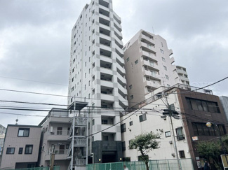 【外観】 | 手入れの行き届いた外壁やエントランスなど、「見ればわかる」レベルで清潔感を保ったマンションです。築年数を感じさせない姿で皆様をお出迎えします。～即日のご見学可能～　お問合せはお気軽にどうぞ。
