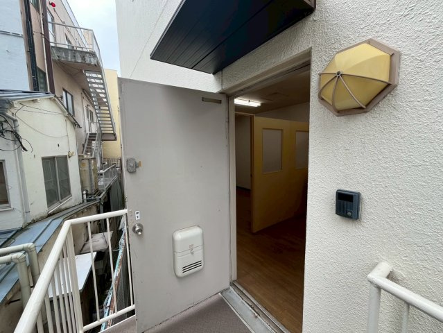 ジュウェル常盤平のその他共用部分|外階段からの事務所入り口