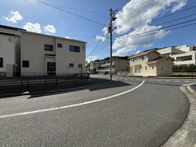 広島市安佐南区高取北１丁目の中古一戸建の前面道路含む現地写真