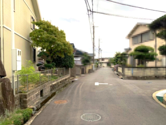 茨木市山手台6丁目　戸建の周辺|前面道路も広く車の出し入れもラクラクです。