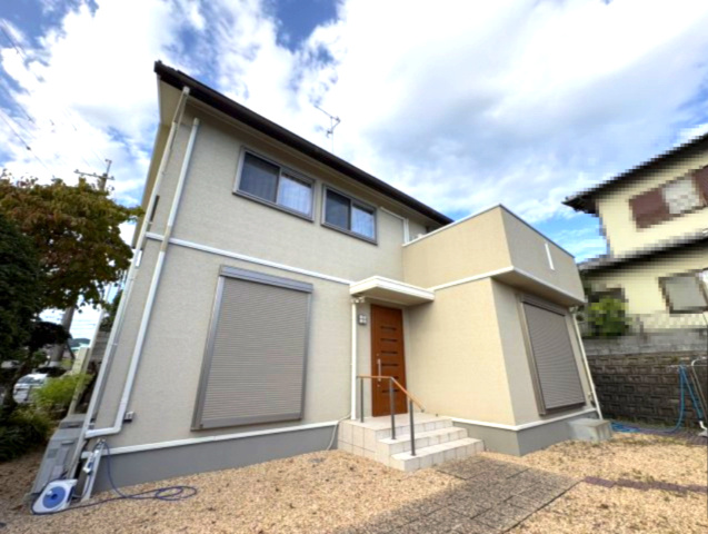 茨木市山手台6丁目　戸建の外観|セキスイハイム施工の落ち着いた雰囲気の外観になっています。リビングや1Fのお部屋からはお庭も見れてお子様やワンちゃんが遊ぶ姿も見れて安心です。BBQもできますよ。