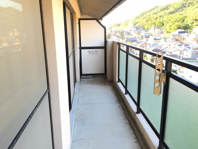 【バルコニー】 | フローラルコート | 同タイプの別部屋写真です。