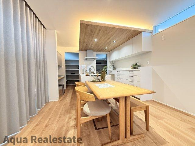 丸亀市飯野町西分　未入居モデルハウスの居間・リビング|おしゃれなリビングです