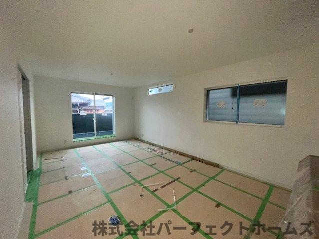 ユウトシタウン池之宮の居間・リビング|こちらのリビングで趣味の時間をお楽しみください