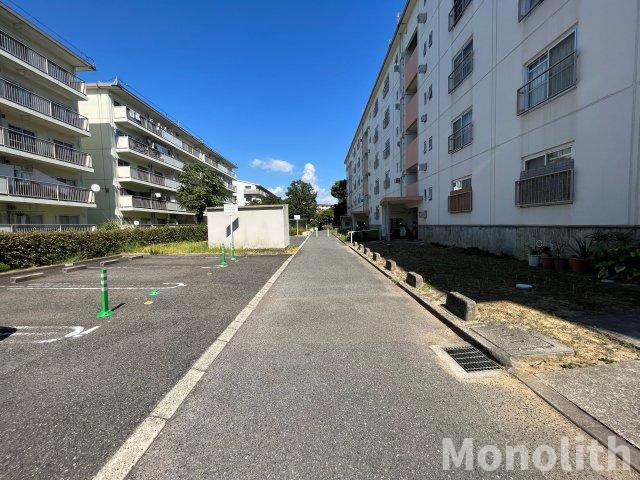 和泉市鶴山台３丁目の賃貸マンションの駐車場