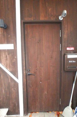 リラクゼビルの玄関|隠れ家的な入口