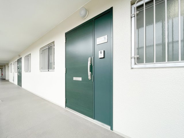 シーアイマンション第一甲陽園の玄関|外廊下から玄関を眺めた景色です