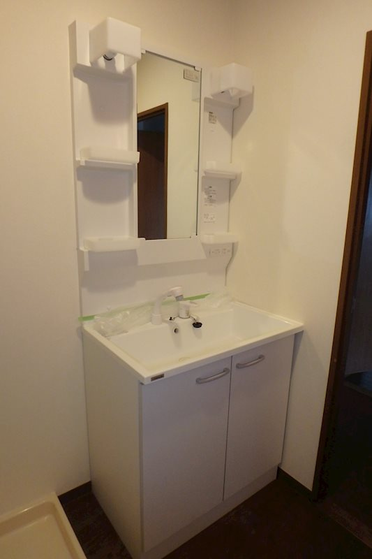 アペックス・コウヨウⅡの独立洗面台|独立洗面台、小物を置くことができて便利です