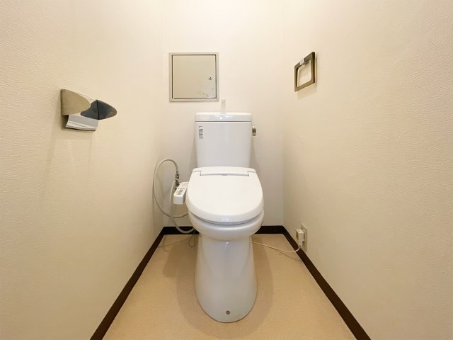 進和苦楽園アーバンライフB棟のトイレ|ゆったりとした空間のトイレです