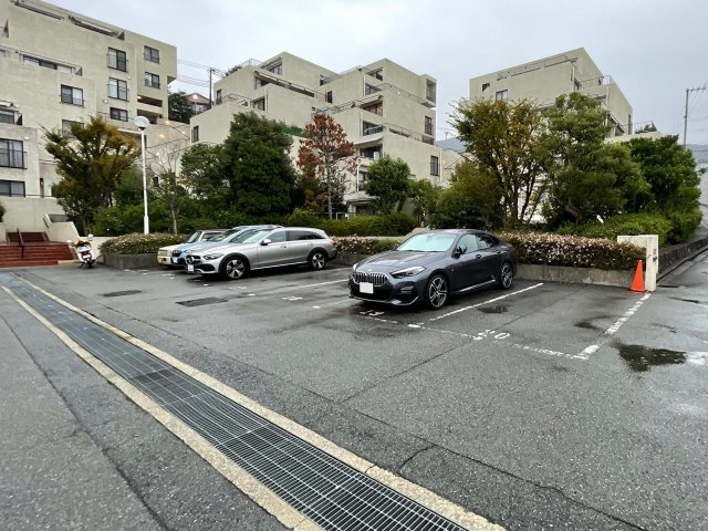 進和苦楽園アーバンライフB棟の駐車場|駐車場があります