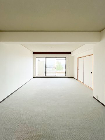 進和苦楽園アーバンライフB棟の居間・リビング|こちらのリビングで趣味の時間をお楽しみください