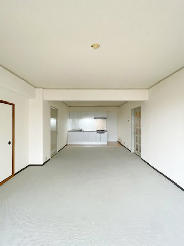 進和苦楽園アーバンライフB棟の居間・リビング|こちらの居間で趣味の時間をお楽しみください