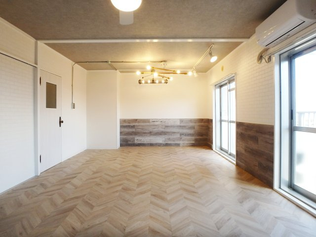 逆瀬川ハイツ一号棟の洋室