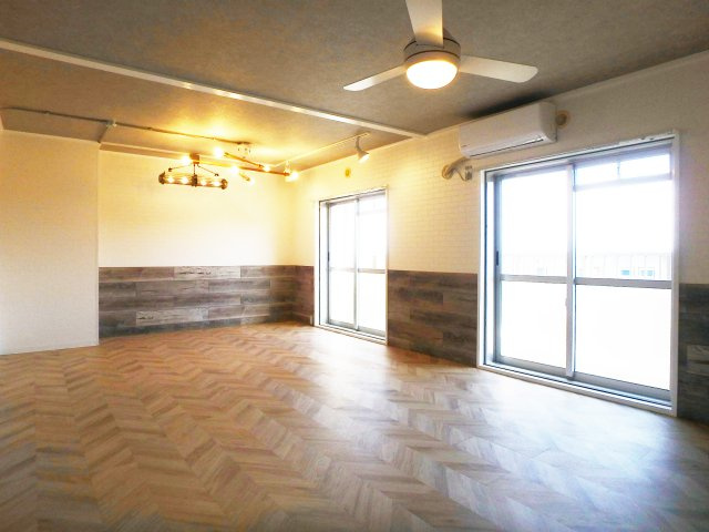 逆瀬川ハイツ一号棟の洋室