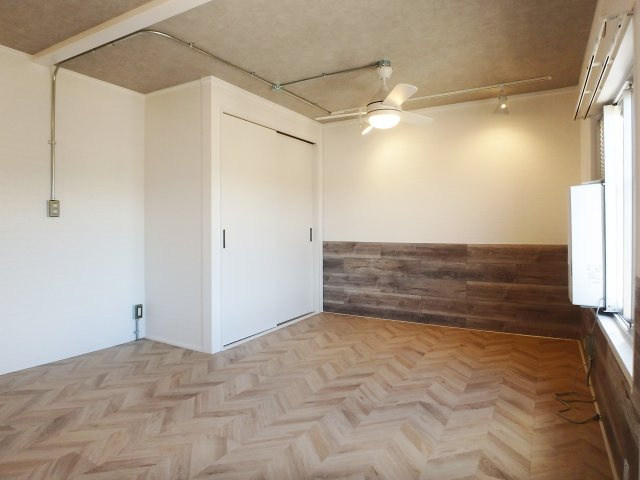 逆瀬川ハイツ一号棟の洋室
