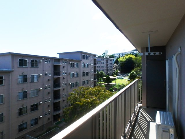 逆瀬川ハイツ一号棟のバルコニー
