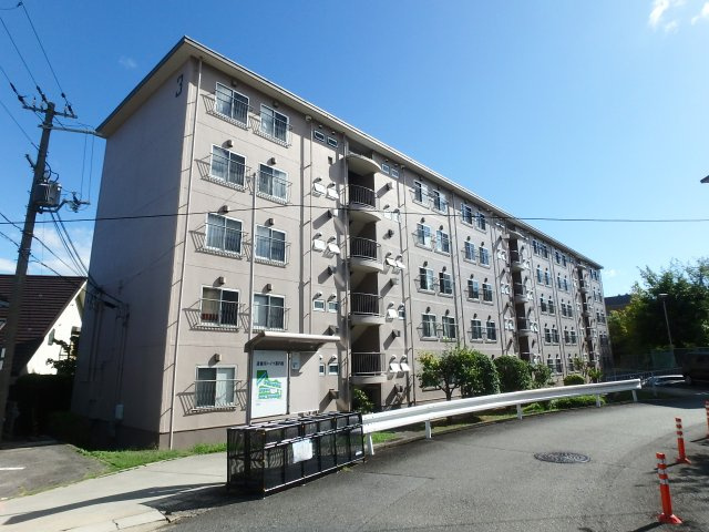 逆瀬川ハイツ三号棟の外観