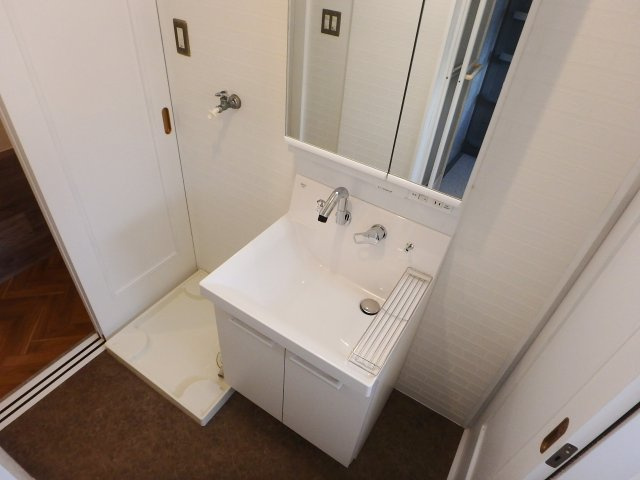 逆瀬川ハイツ三号棟の独立洗面台