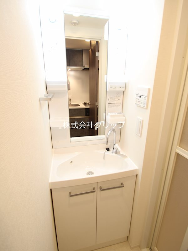 クレヴィスタ横浜大口の独立洗面台