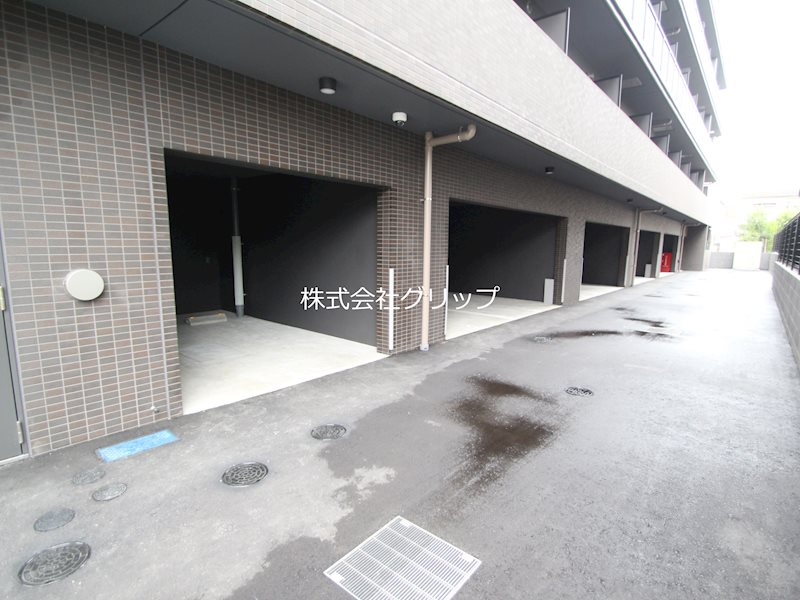 クレヴィスタ横浜大口の駐車場