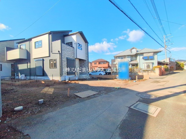 北本市西高尾5丁目　3期　新築一戸建て　ブルーミングガーデン　01の前面道路含む現地写真