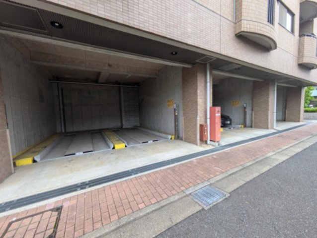 アーバンステージ府中の駐車場
