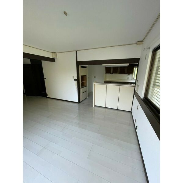 和泉市山荘町１丁目の一戸建ての居間・リビング|こちらのリビングで趣味の時間をお楽しみください