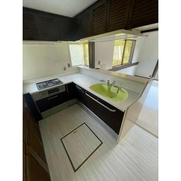 和泉市山荘町１丁目の一戸建てのキッチン|コンパクトなキッチンで掃除もラクラク