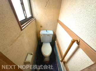 【トイレ】 | 川西市錦松台中古テラスハウス | 現況トイレです♪温水洗浄便座一体型のトイレに入れ替えてみませんか？リフォームのご相談も承ります(^^)※リフォーム費用は別途要です。